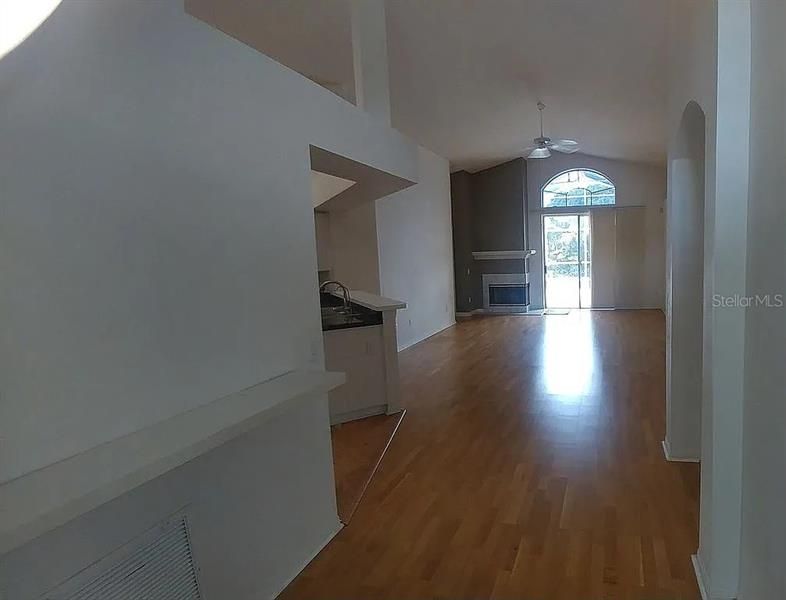 Vendido Recientemente: $390,000 (4 camas, 3 baños, 1802 Pies cuadrados)