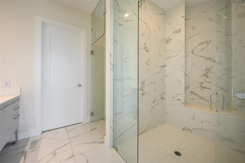 Spaceious owner's bathroom with oversized walk-in closet
