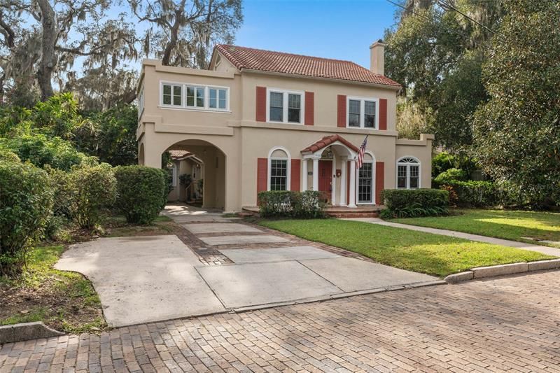 Recently Sold: $825,000 (3 beds, 3 baths, 2721 Square Feet)