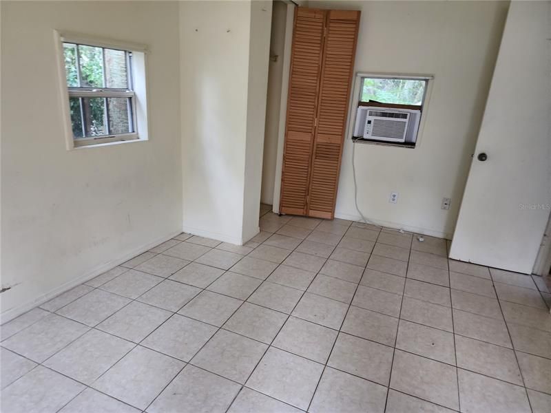 Recently Rented: $800 (1 beds, 1 baths, 420 Square Feet)