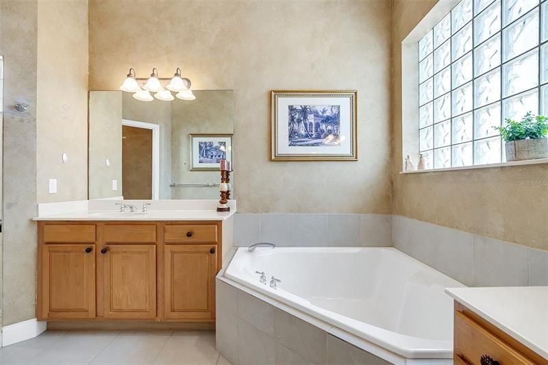 最近售出: $569,000 (3 贝兹, 2 浴室, 1882 平方英尺)