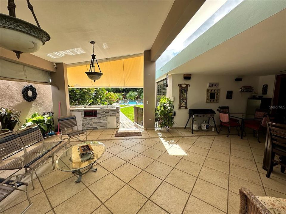 Vendido Recientemente: $565,000 (4 camas, 2 baños, 2600 Pies cuadrados)