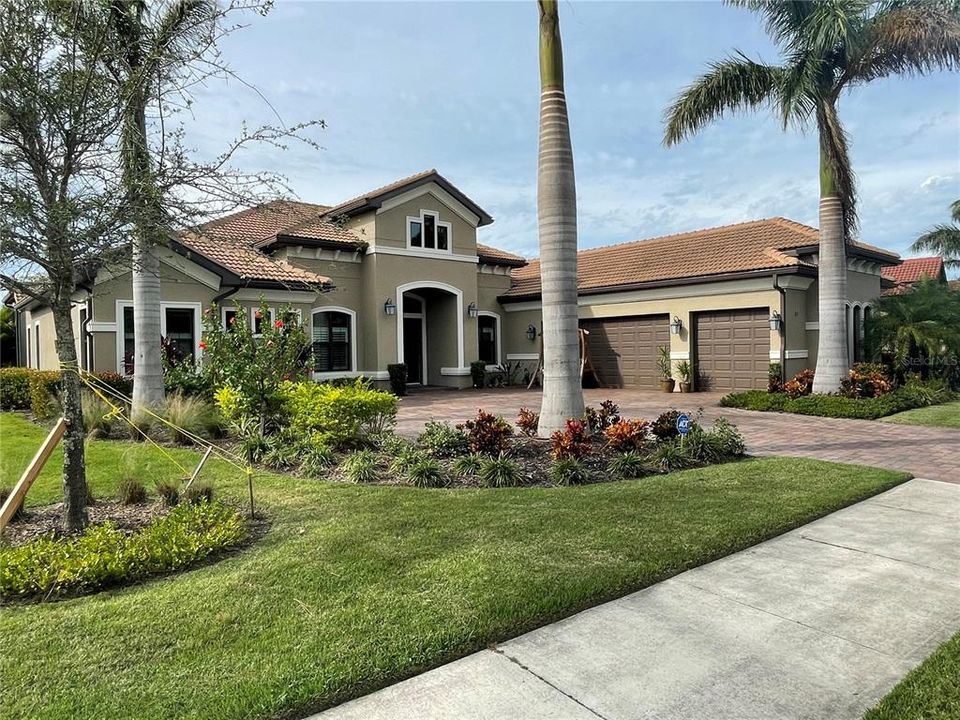 Recently Sold: $1,599,000 (3 beds, 3 baths, 3725 Square Feet)