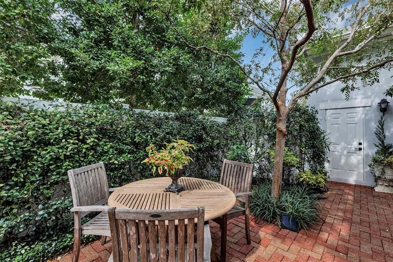 Recently Sold: $800,000 (3 beds, 2 baths, 2088 Square Feet)