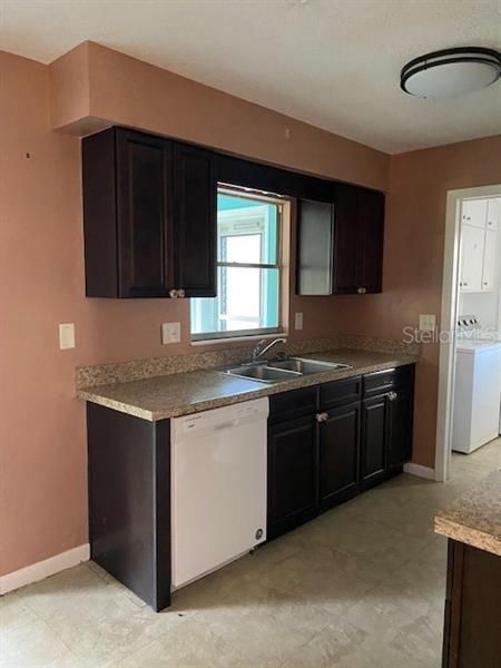 Recently Rented: $1,300 (2 beds, 1 baths, 932 Square Feet)