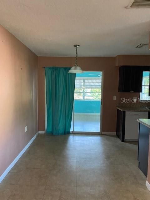 Recently Rented: $1,300 (2 beds, 1 baths, 932 Square Feet)