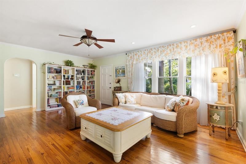 Recently Sold: $1,600,000 (3 beds, 2 baths, 2729 Square Feet)