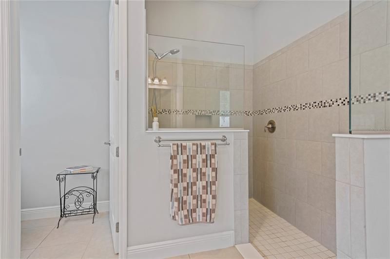 最近售出: $574,900 (4 贝兹, 2 浴室, 2597 平方英尺)