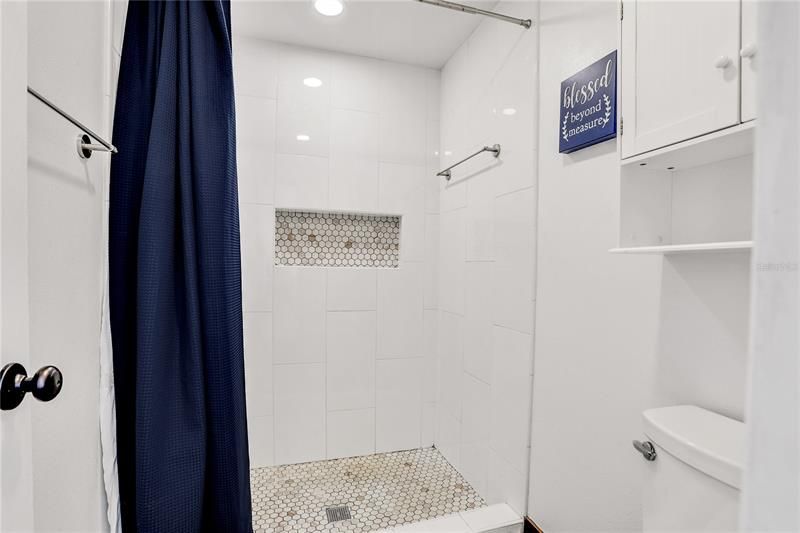 最近售出: $450,000 (5 贝兹, 2 浴室, 2578 平方英尺)