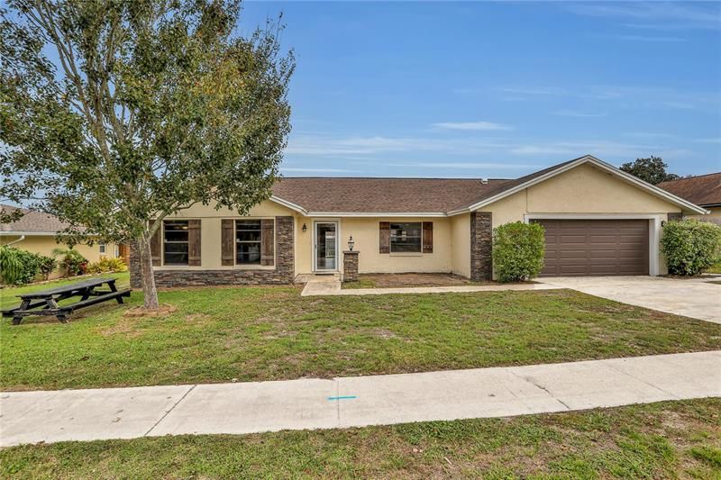 Recently Sold: $450,000 (5 beds, 2 baths, 2578 Square Feet)