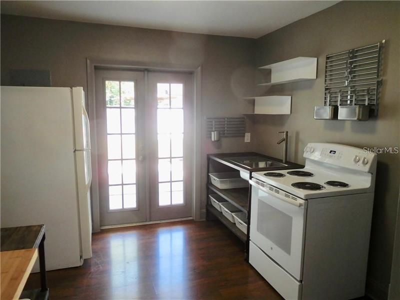 Recently Rented: $1,595 (2 beds, 1 baths, 720 Square Feet)