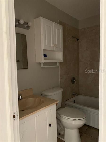 Main Bathroom with Tub/Shower Combo