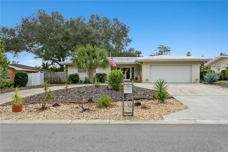 Recently Sold: $449,000 (2 beds, 2 baths, 1484 Square Feet)
