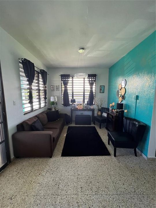 Recently Sold: $275,000 (2 beds, 1 baths, 977 Square Feet)