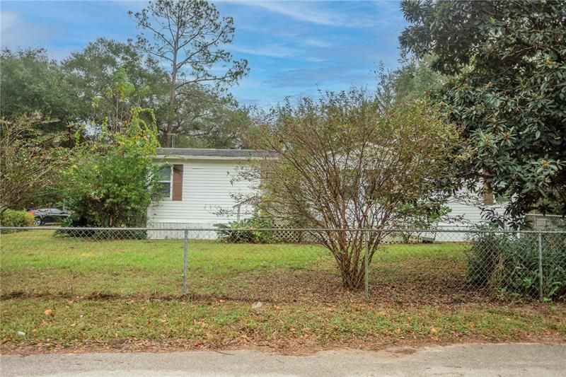 Recently Sold: $160,000 (3 beds, 2 baths, 1329 Square Feet)