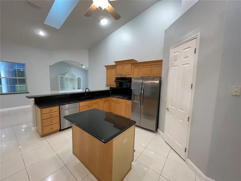 Vendido Recientemente: $549,900 (4 camas, 3 baños, 3897 Pies cuadrados)