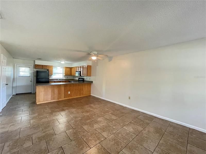 Recently Rented: $1,375 (2 beds, 1 baths, 1044 Square Feet)