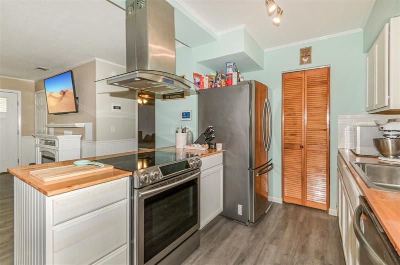 Kitchen w/ Pantry Closet