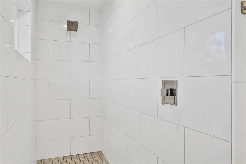 出租: $30,000 (3 贝兹, 3 浴室, 2230 平方英尺)