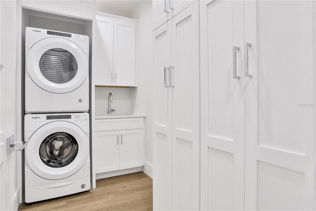 出租: $30,000 (3 贝兹, 3 浴室, 2230 平方英尺)