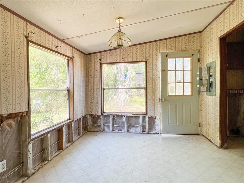 最近售出: $130,000 (3 贝兹, 2 浴室, 1680 平方英尺)