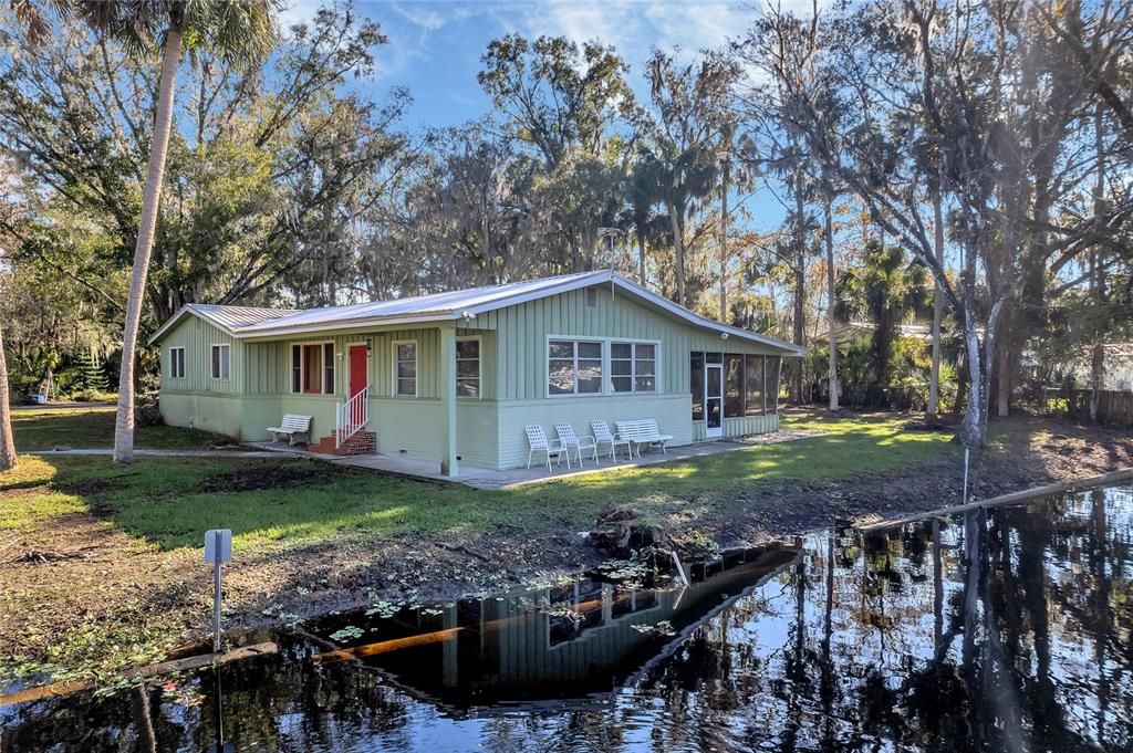 Charming Canal Cottage