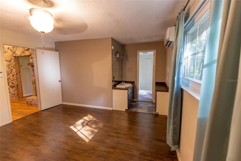 Recently Sold: $169,900 (2 beds, 1 baths, 1060 Square Feet)