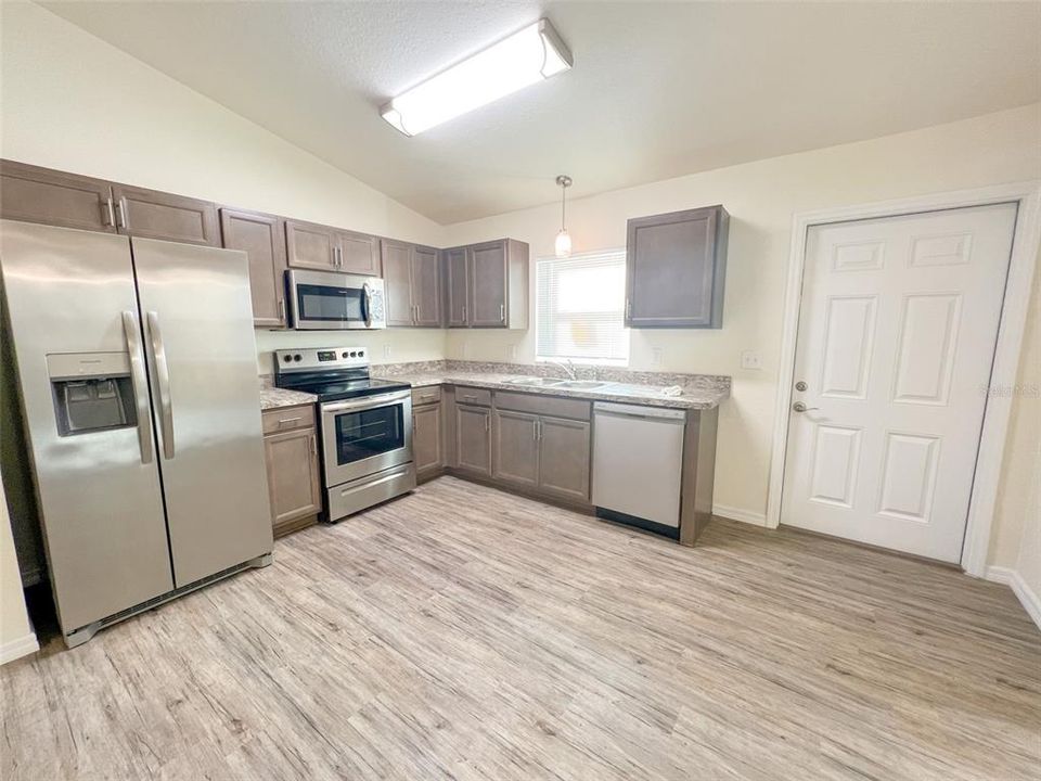 Recently Rented: $1,550 (3 beds, 2 baths, 1000 Square Feet)