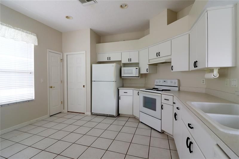 Recently Rented: $1,900 (3 beds, 2 baths, 1425 Square Feet)