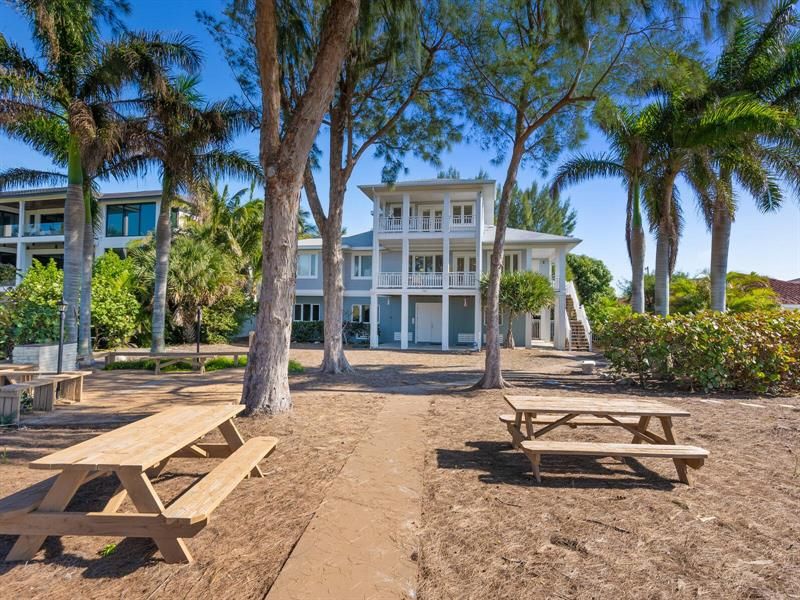 Recently Sold: $7,950,000 (4 beds, 4 baths, 3737 Square Feet)