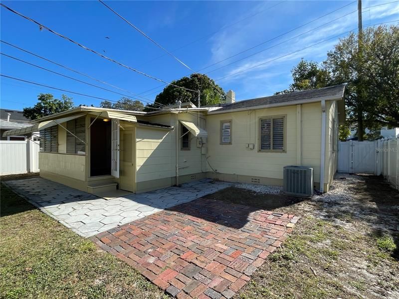 Recently Sold: $325,000 (3 beds, 1 baths, 1030 Square Feet)