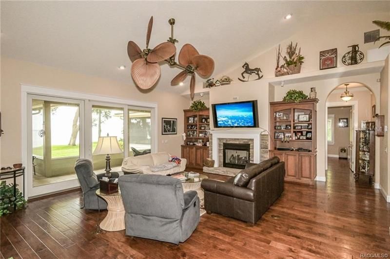 Recently Sold: $1,895,000 (3 beds, 3 baths, 2775 Square Feet)
