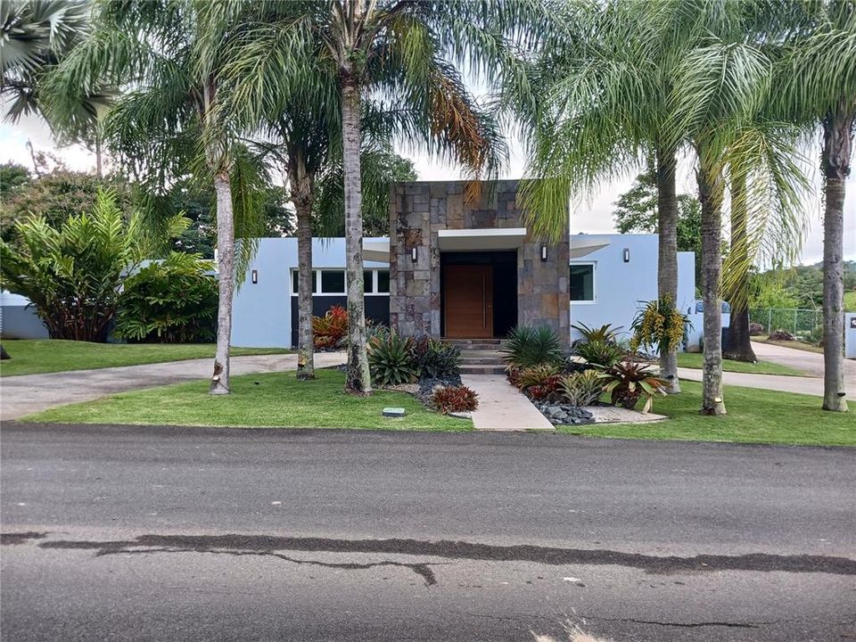 Vendido Recientemente: $880,000 (4 camas, 3 baños, 5625 Pies cuadrados)