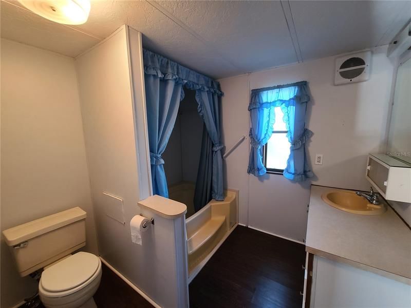 Recently Sold: $115,000 (2 beds, 2 baths, 924 Square Feet)