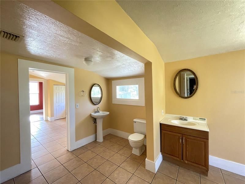 Oversized 2nd bathroom