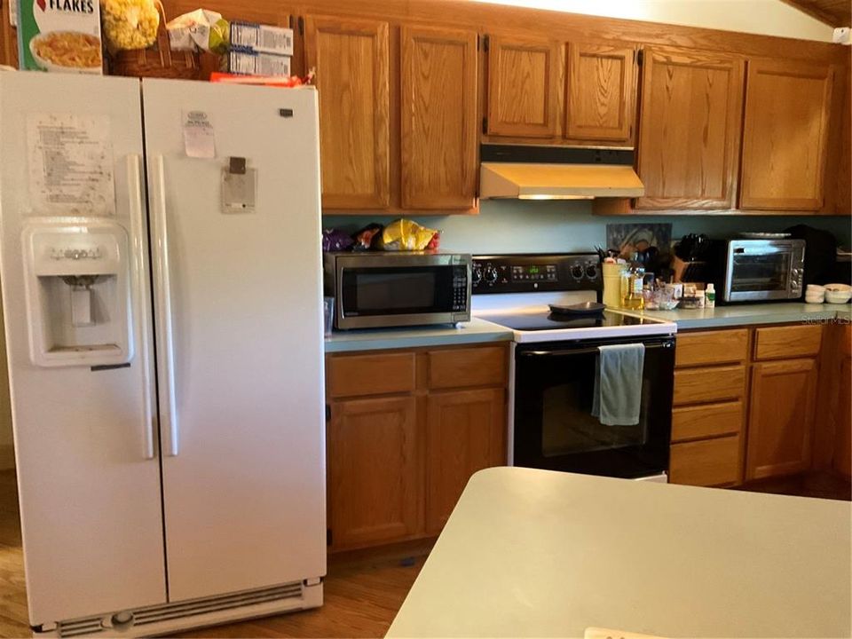 Side by Side refrigerator -ice and water on door -self-cleaning smooth top Range-plenty of draw and cabinet space in your solid oak cabinets