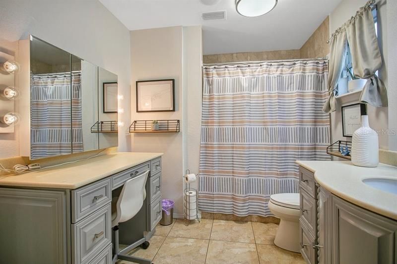 最近售出: $425,000 (4 贝兹, 2 浴室, 1592 平方英尺)