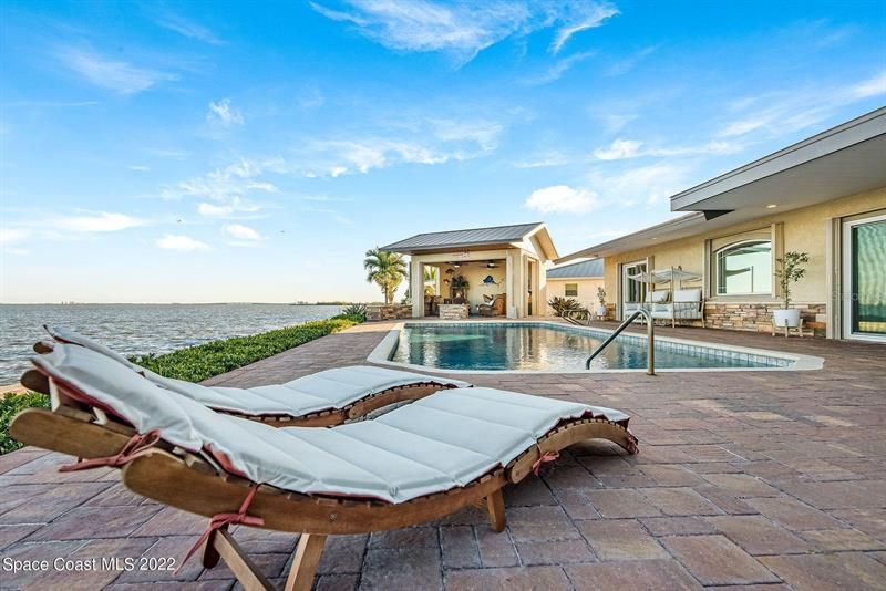 Recently Sold: $1,700,000 (4 beds, 3 baths, 2657 Square Feet)