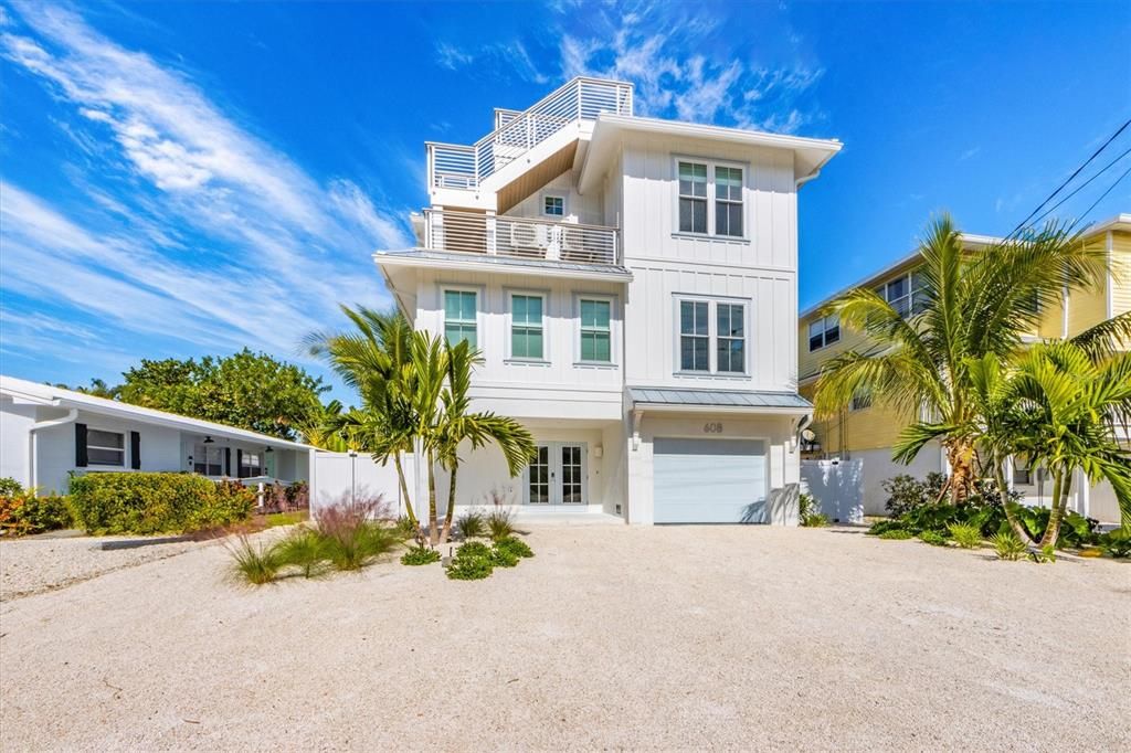 Active With Contract: $2,999,999 (4 beds, 4 baths, 2020 Square Feet)