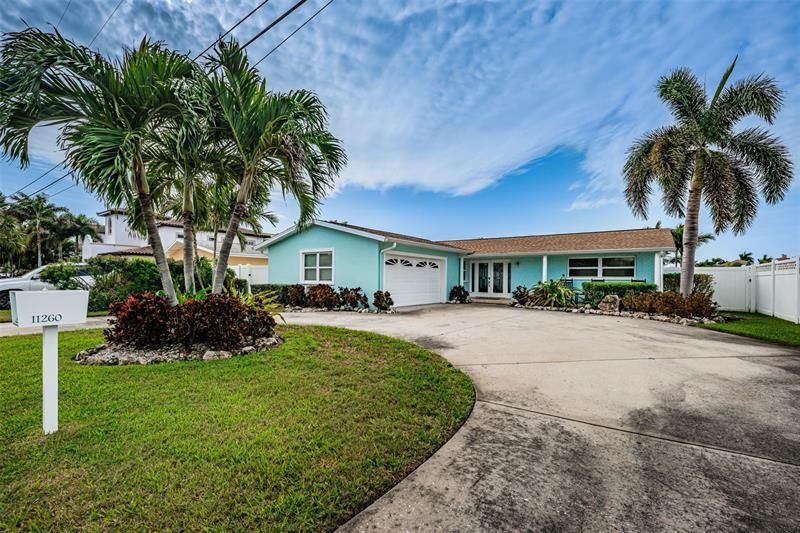 Recently Sold: $1,395,000 (3 beds, 2 baths, 1911 Square Feet)