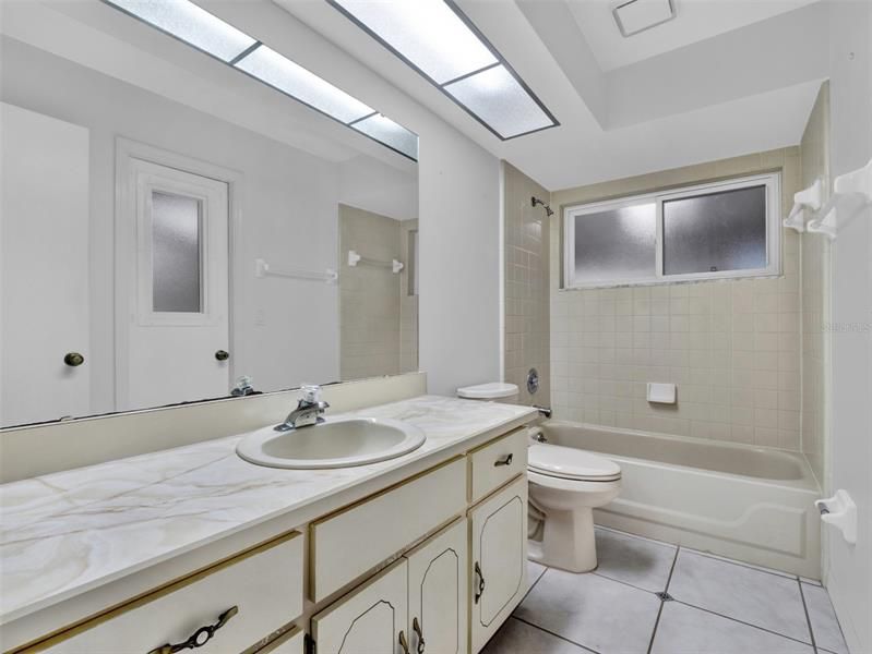 最近售出: $550,000 (4 贝兹, 2 浴室, 2791 平方英尺)