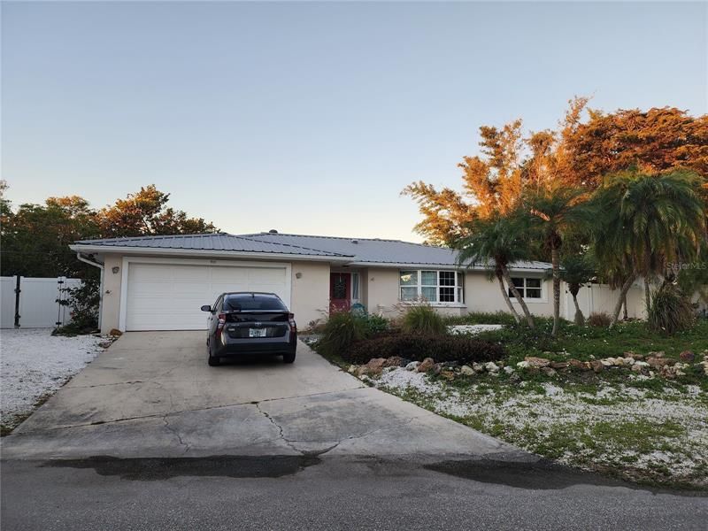 Recently Sold: $590,000 (3 beds, 2 baths, 1741 Square Feet)