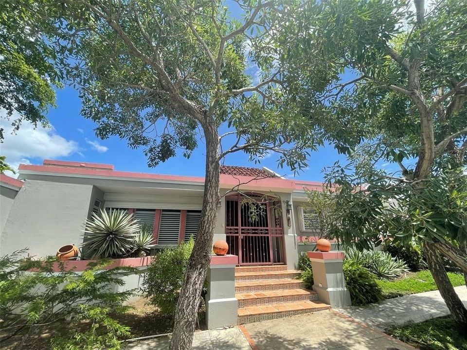 Recently Sold: $390,000 (3 beds, 2 baths, 2205 Square Feet)