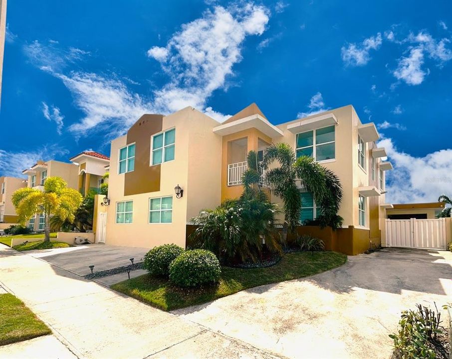 Recently Sold: $575,000 (4 beds, 4 baths, 2970 Square Feet)