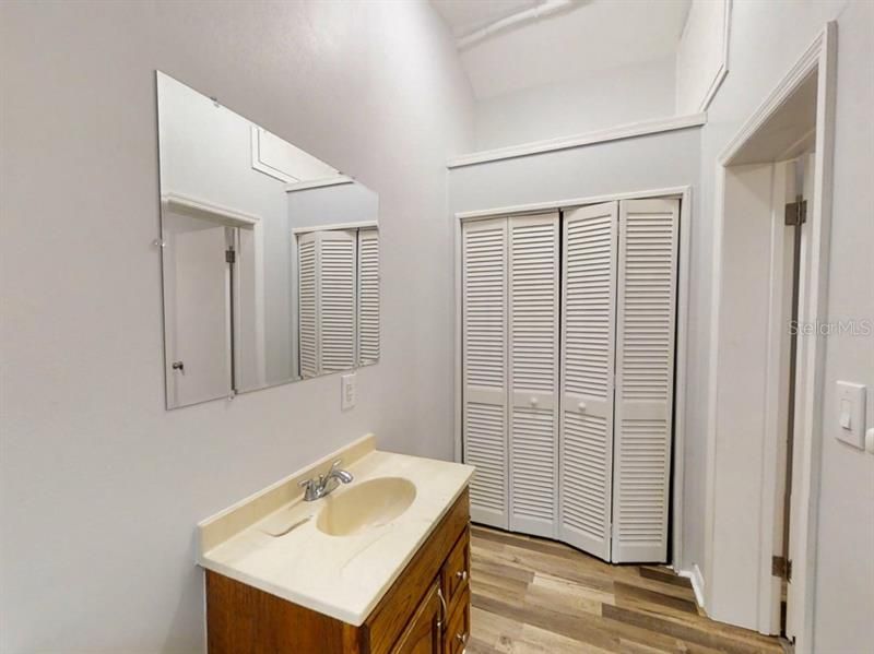 最近售出: $169,750 (2 贝兹, 2 浴室, 1155 平方英尺)