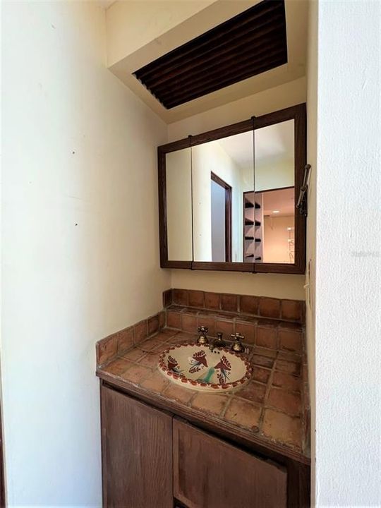 Vendido Recientemente: $460,000 (4 camas, 2 baños, 3156 Pies cuadrados)