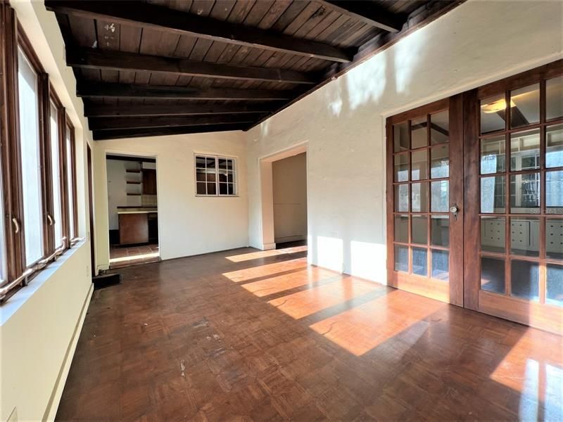 Vendido Recientemente: $460,000 (4 camas, 2 baños, 3156 Pies cuadrados)