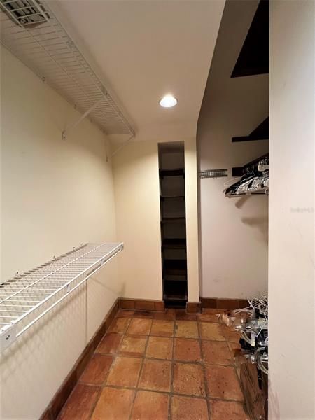 Vendido Recientemente: $460,000 (4 camas, 2 baños, 3156 Pies cuadrados)