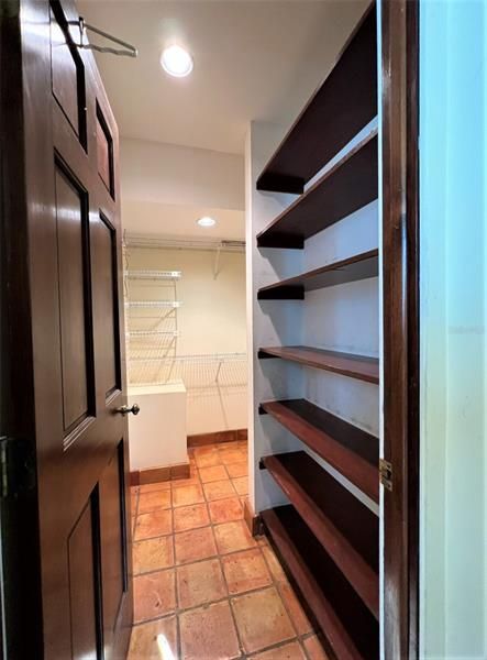 Vendido Recientemente: $460,000 (4 camas, 2 baños, 3156 Pies cuadrados)