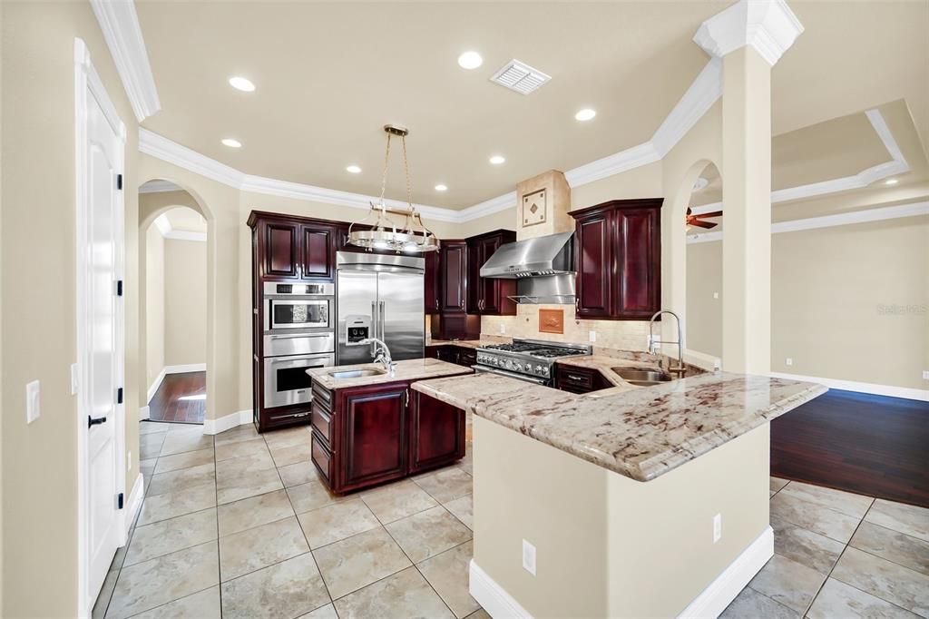 Spacious - island Barhuge custom walk-in pantry